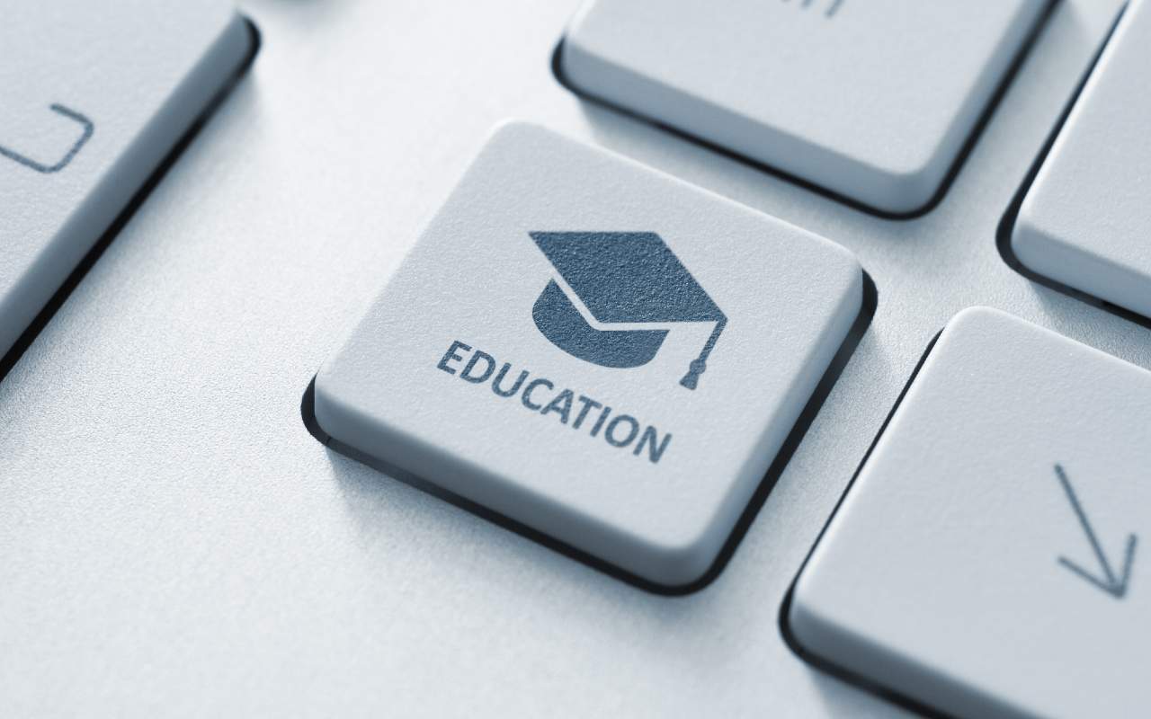 La convocatoria para estudiar la licenciatura en línea estará abierta del 25 de julio al 5 de agosto de 2022 | Foto: Depositphotos