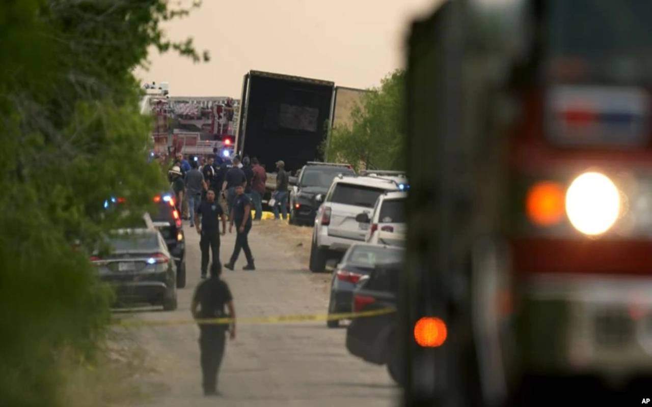 Un mexicano se declaró culpable por transportar a los migrantes que iban al interior del tráiler en Texas. | Foto: VOA / AP.