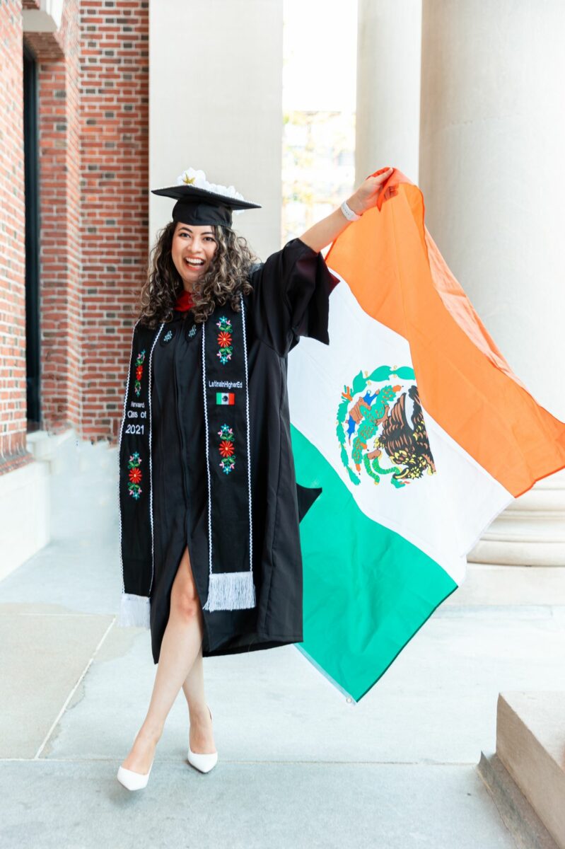 Nataly Morales con la bandera de México. | Foto: Cortesía de Nataly Morales.