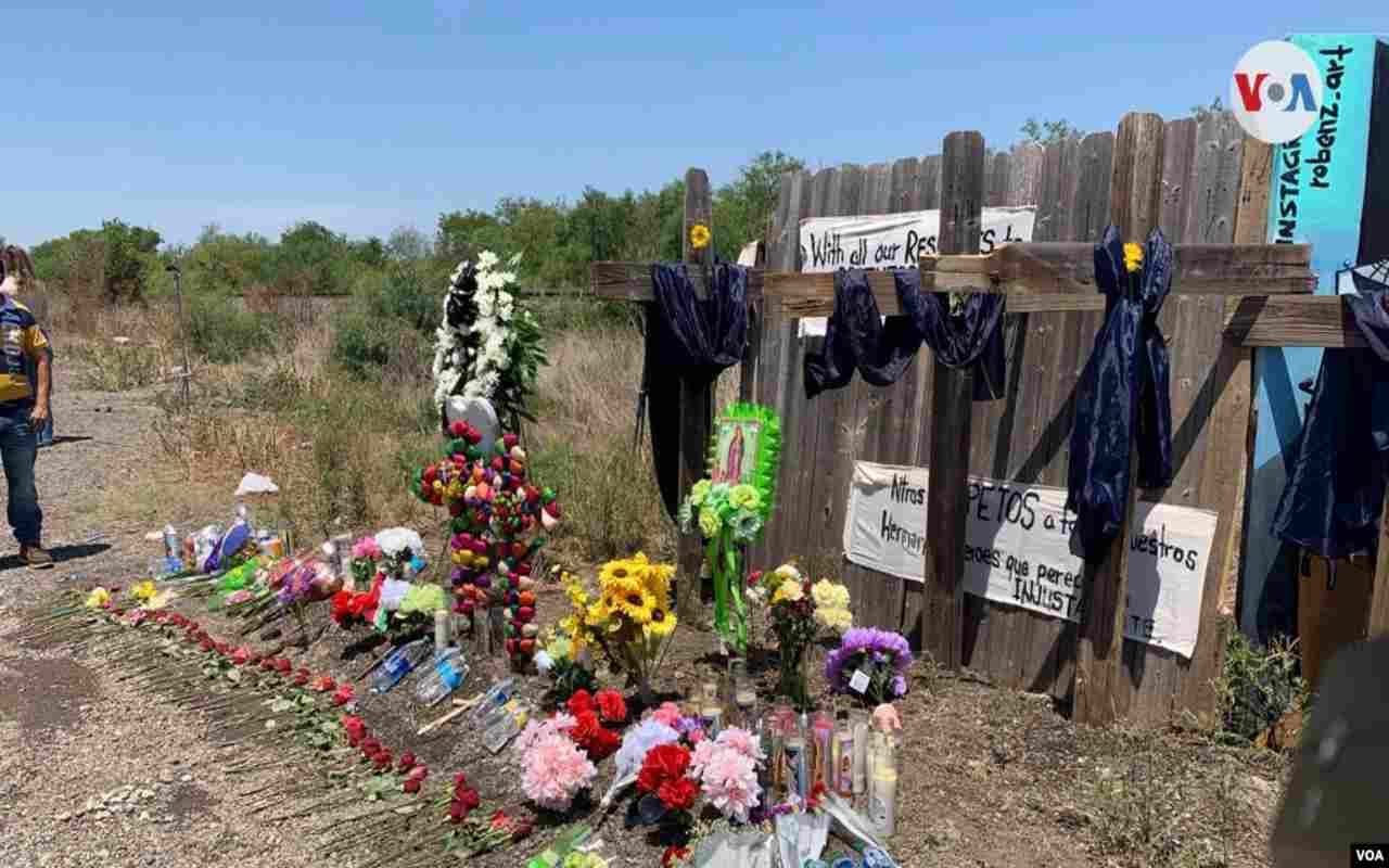 Flores, cruces y mensajes en el lugar donde estaba el trailer que transportaba a los migrantes fallecidos en San Antonio, Texas. Te compartimos la lista de los nombres de los mexicanos muertos. | Foto: VOA.