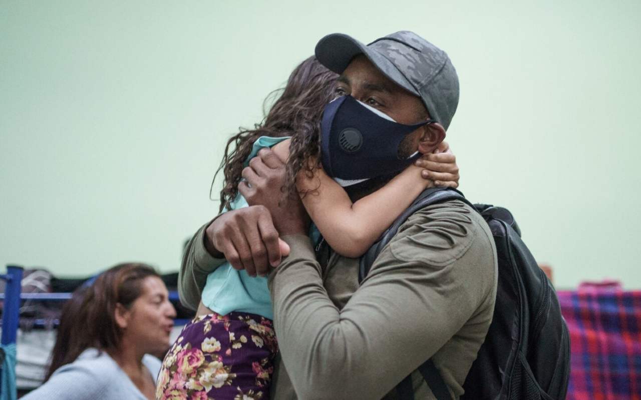 Mikel Aties, se despide de los migrantes en el Albergue Para Migrantes El Buen Samaritano antes de partir a EE.UU. después de esperar durante dos años en Ciudad Juárez, México | Foto: AP / Voz de América