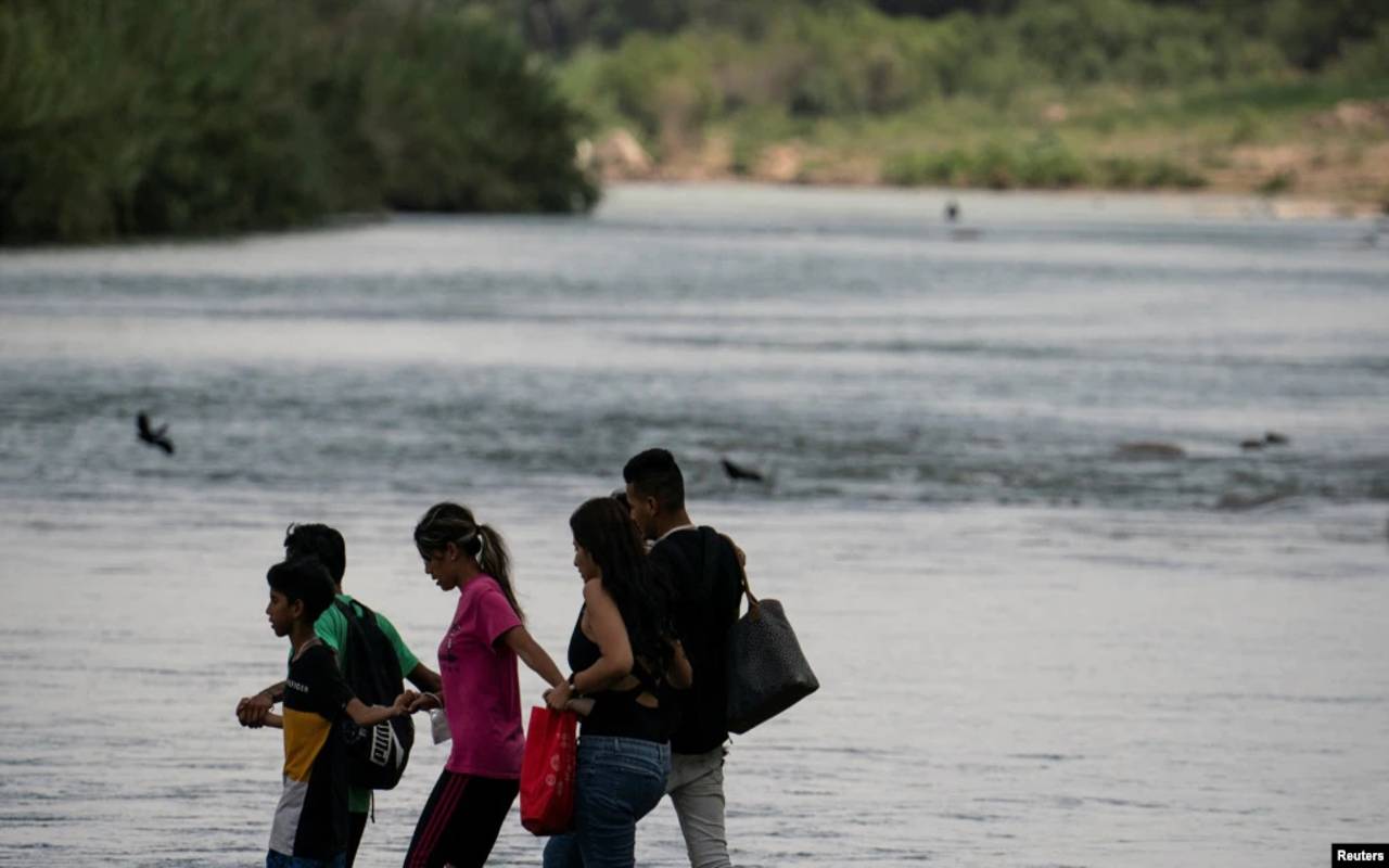 El gobierno estadounidense entregará una nueva tarjeta de identificación para migrantes. | Foto: VOA / Reuters.