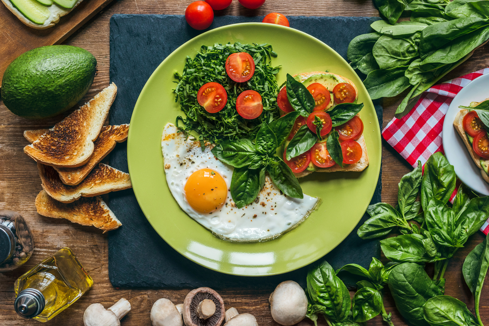 El desayuno es la comida más importante del día, por eso debe ser algo saludable pero a la vez divertido para que tus hijos deseen comerlo en este regreso a clases 2022. | Foto: Depositphotos