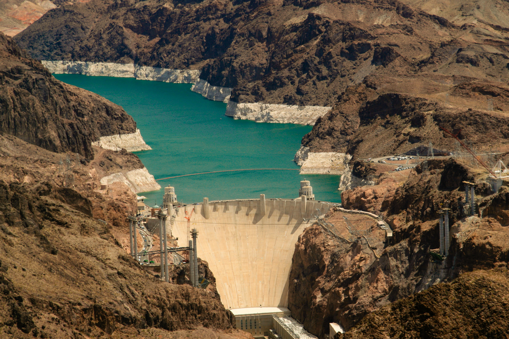 La presa Hoover suministra agua a México.