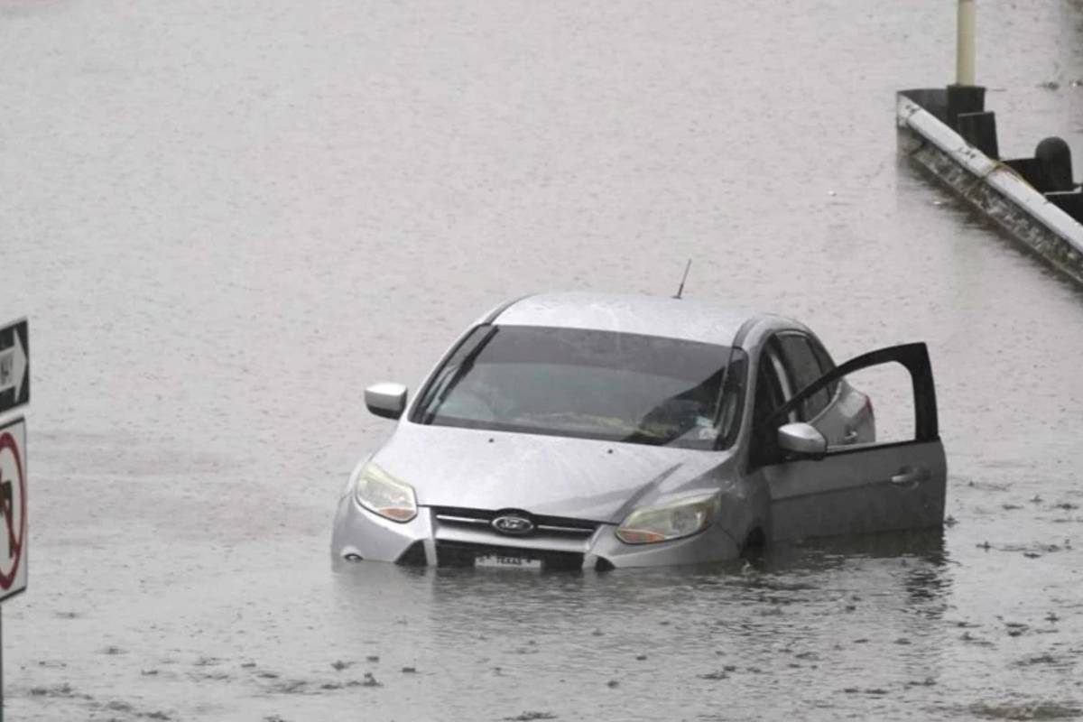 n automóvil en medio de las inundaciones que cubren una autopista de Dallas, el lunes 22 de agosto de 2022. | Foto: AP / Voz de América