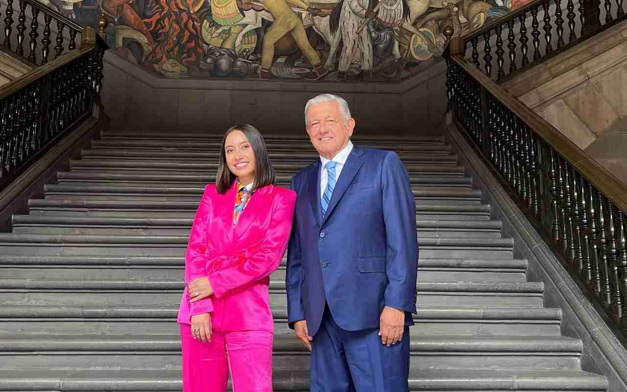 Katya Echazarreta, astronauta mexicana, y Andrés Manuel López Obrador (AMLO), presidente de México. | Foto: Facebook de Katya Echazarreta.