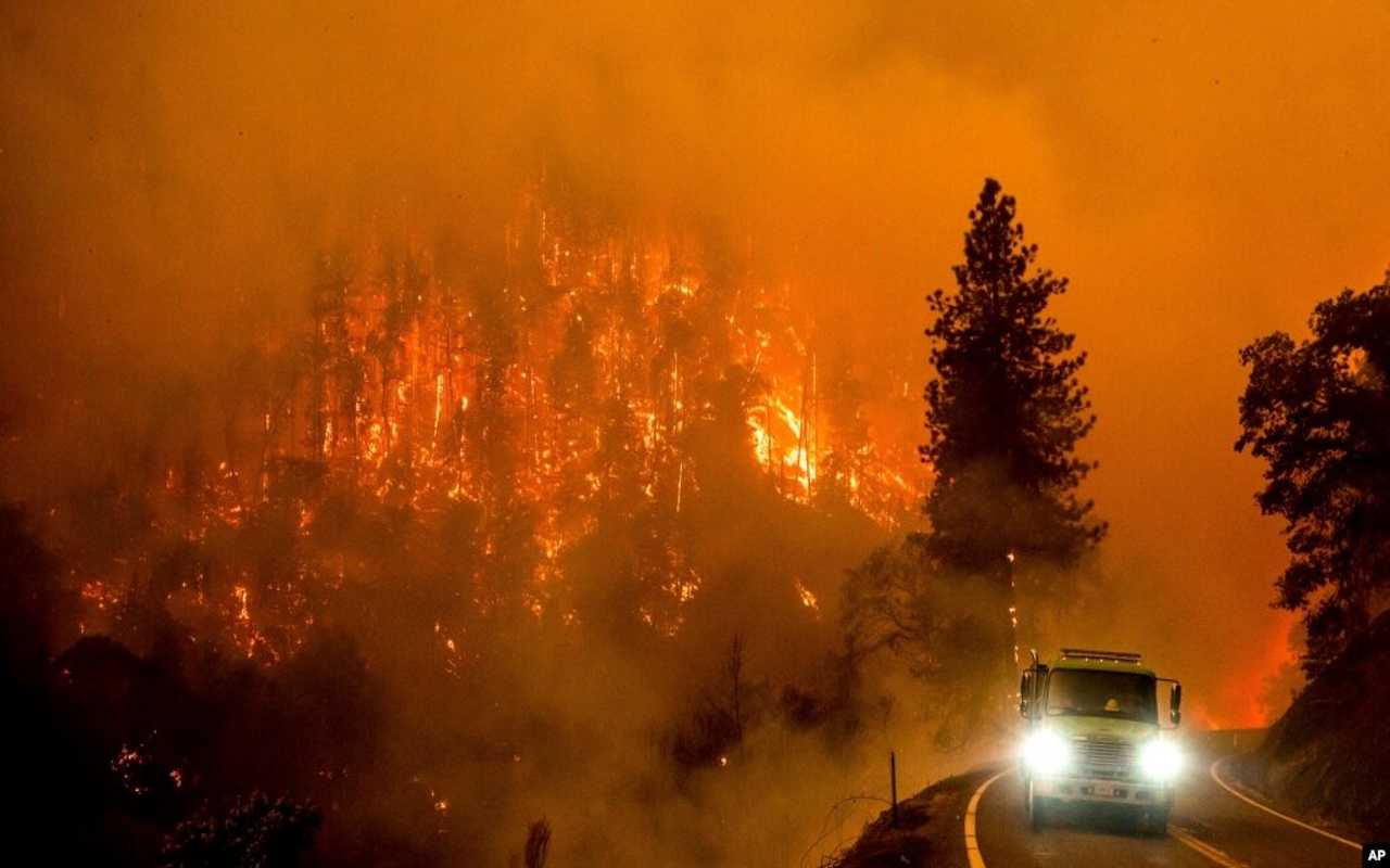 Bomberos de California logran avances contra incendio forestal, en Estados Unidos. | Foto: VOA / AP.