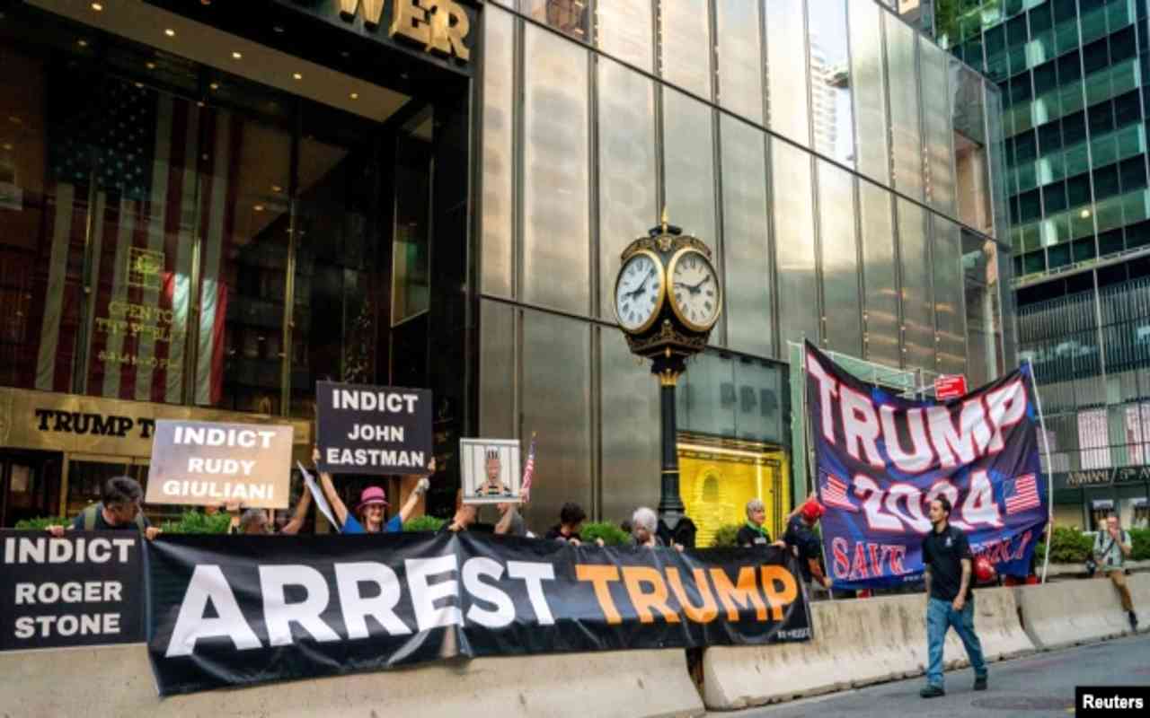 Manifestantes que piden el arresto del expresidente de Estados Unidos, Donald Trump, y simpatizantes que le piden que anuncie su candidatura a la presidencia en 2024 frente a la Trump Tower, en la ciudad de Nueva York, el 9 de agosto de 2022. | Foto: VOA / Reuters.