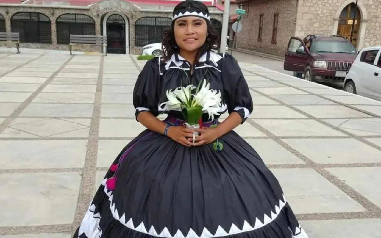 Una quinceañera quiso su vestido con detalles inspirados en la cultura rarámuri. | Foto: Facebook de Folklore Mis Ojos y Mi Voz.