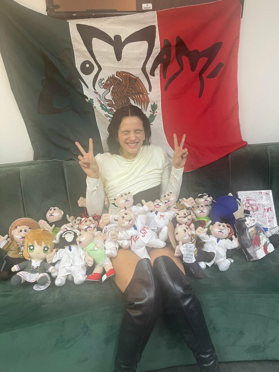 Rosalía con todos los regalos que recibió en México. | Foto: Twitter oficial de Rosalía.