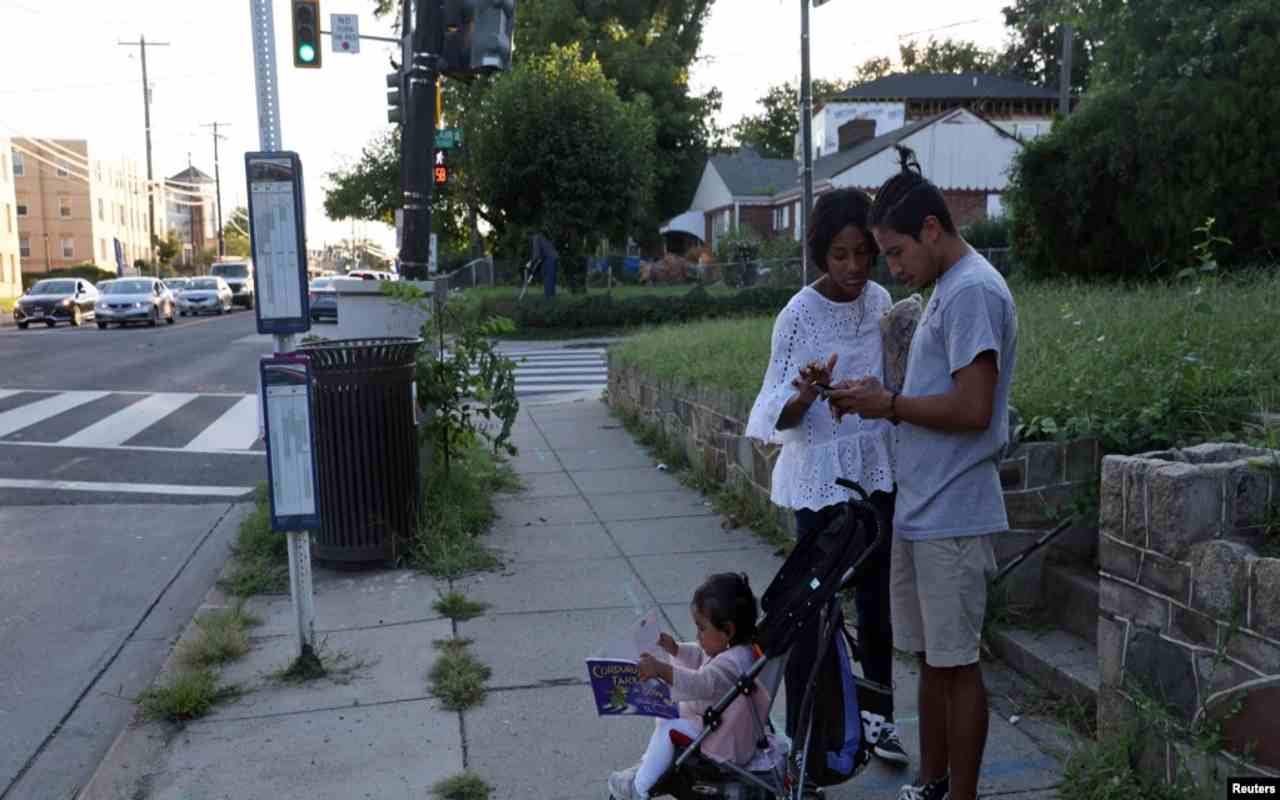 Los migrantes enviados de Texas a Nueva York no cuentan con ayuda suficiente para sus necesidades. | Foto: VOA / Reuters.