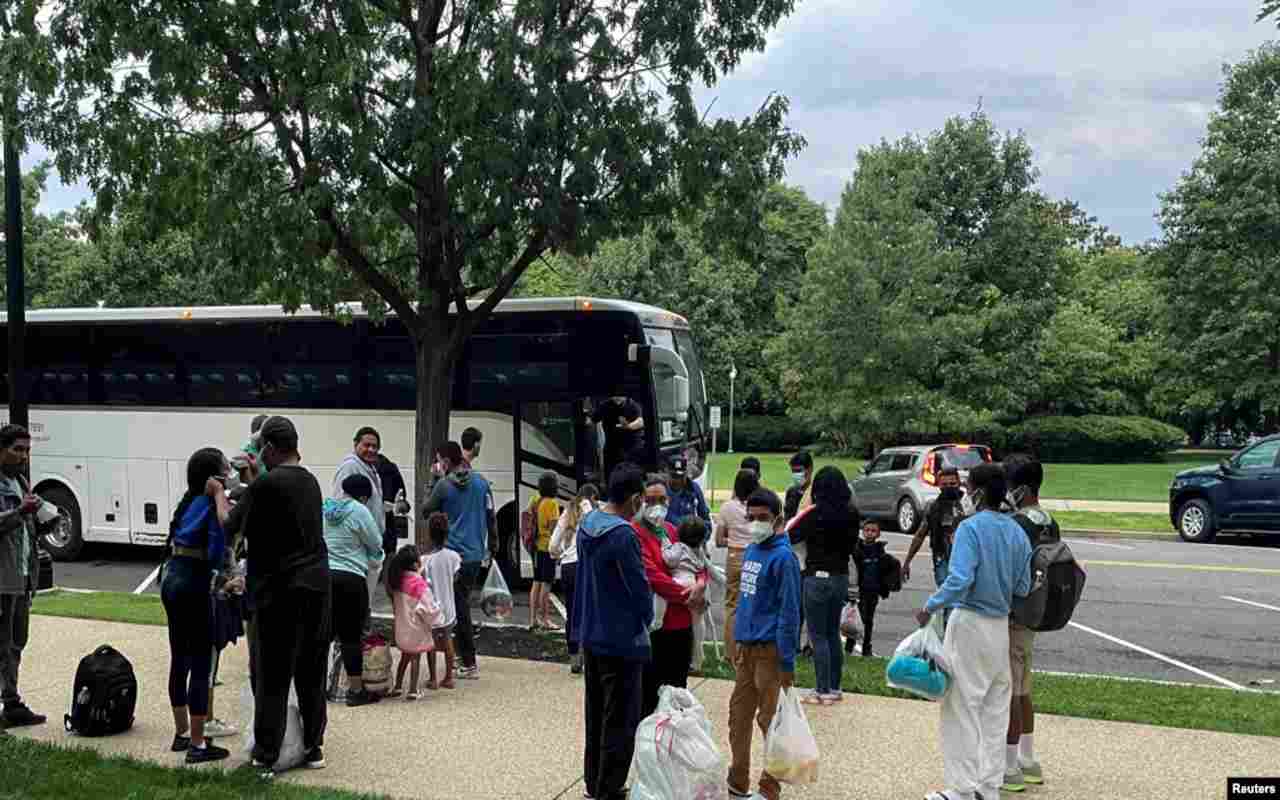 Migrantes desembarcan en Washington DC de un autobús procedente de Texas en la estación de Union Station, pero ¿cómo se afectan su proceso migratorio? | Foto: VOA / Reuters.
