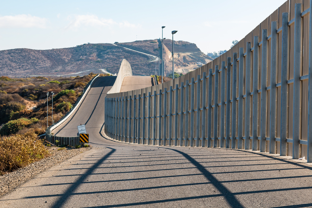 En El Paso buscan fondos federales para atender migrantes