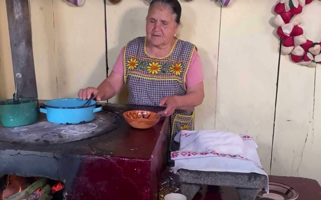 Doña Ángela es la mexicana que se hizo popular por su canal "De mi rancho a tu cocina" en YouTube. | Foto: Captura de pantalla del canal "De mi rancho a tu cocina".