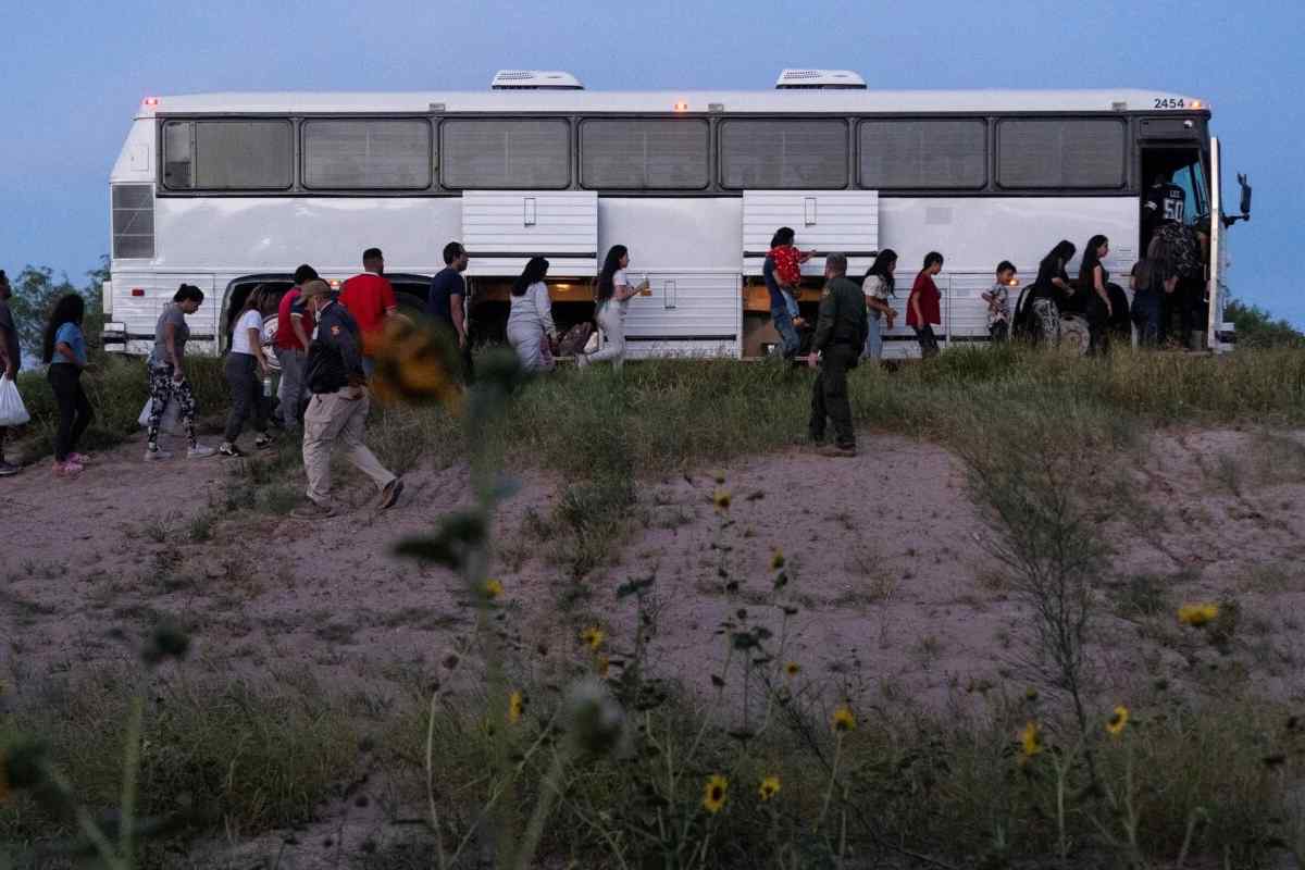 El gobernador de Texas ha centrado parte de su discurso en disuadir a los migrantes de cruzar la frontera | Foto: Voz de América / Reuters