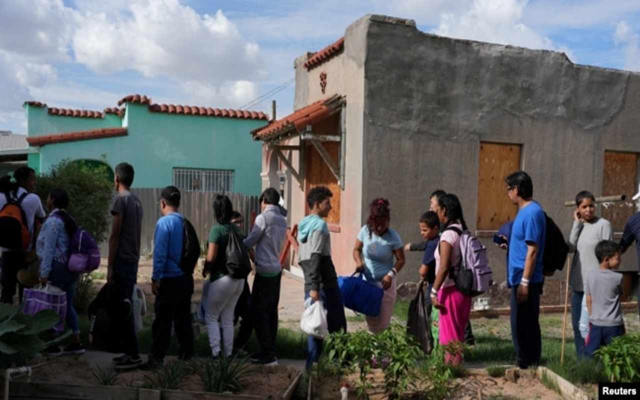 Migrantes venezolanos hacen fila para abordar un autobús a Nueva York en el Centro de los Trabajadores Agrícolas Fronterizos en El Paso, Texas, Estados Unidos, el 2 de septiembre de 2022. | Foto: VOA / Reuters.