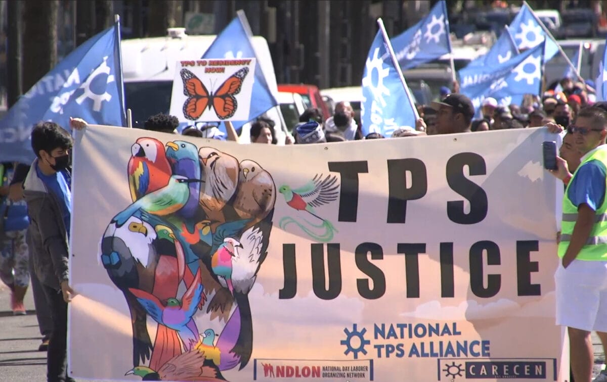 Trabajadores TPS protestan para no perder permisos
