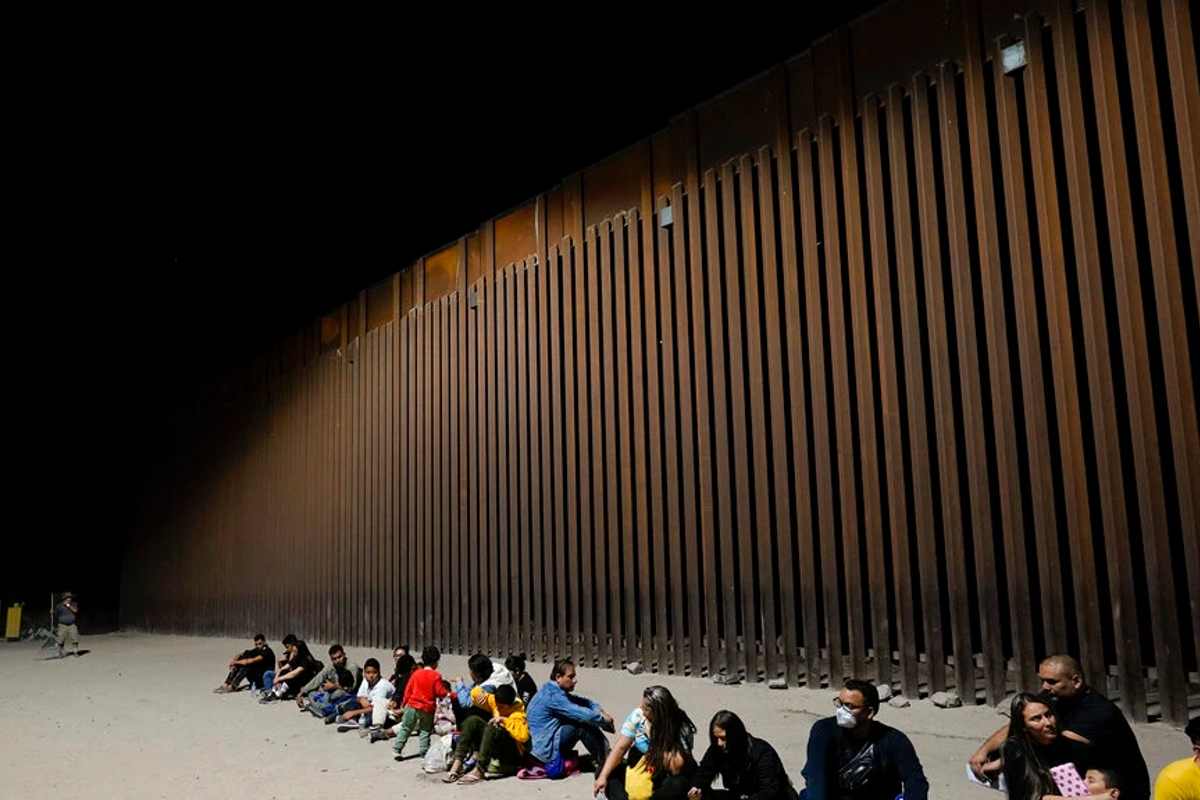 Actualmente hay menos de 100 personas bajo Quédate en México en territorio nacional | Foto: AP / Voz de América