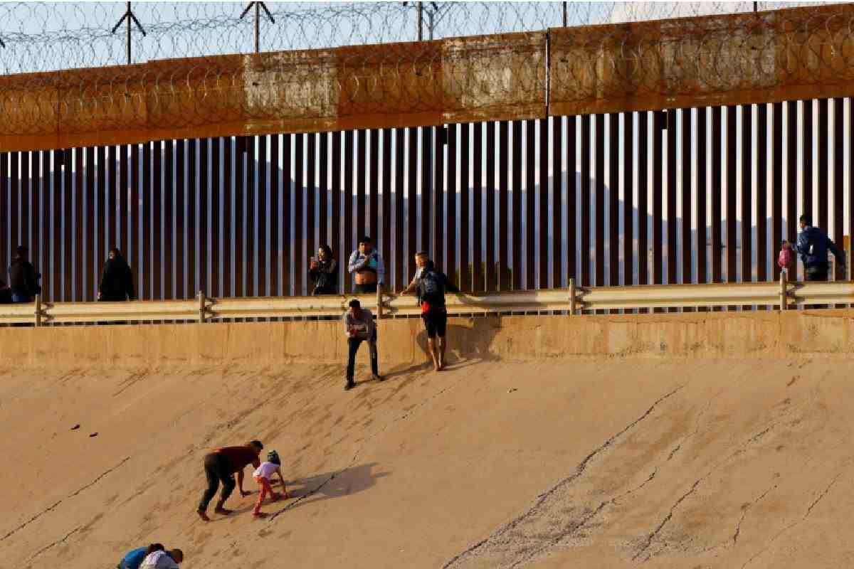 Migrantes que buscan asilo en Estados Unidos salen del río Bravo para cruzar la frontera | Foto: Voz de América / AP