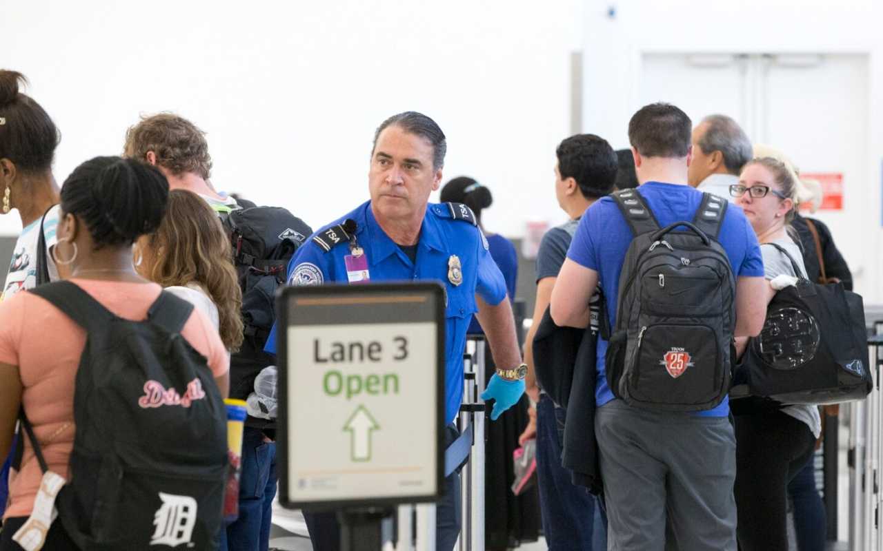 Si no tienes una Real ID tendrás que pasar pruebas adicionales en el aeropuerto, aún así no es seguro que se te permita volar | Foto: AP / Voz de América