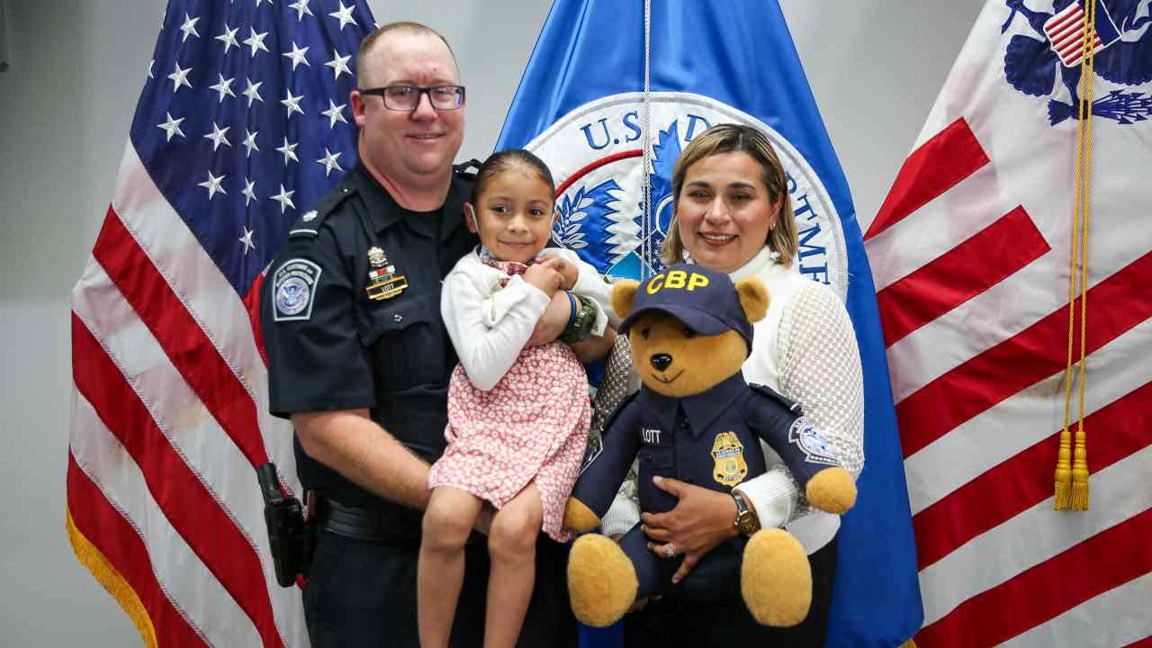 Entre lágrimas, el oficial Lott y la pequeña Alexa se abrazaron al verse después de 5 años, | Foto: Twitter @DFOSanDiegoCA