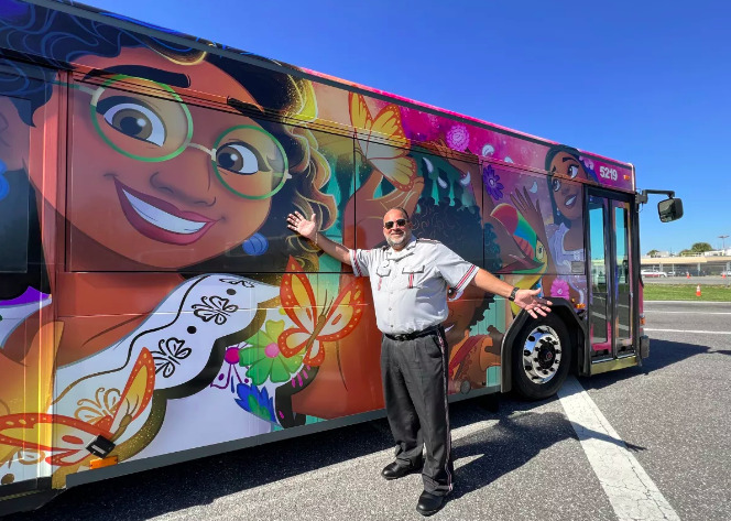 Disney World celebra el Mes de Herencia Hispana decorando sus autobuses con los personajes de la película "Encanto".