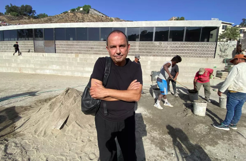 Teddy Cruz en la construcción del nuevo refugio para migrantes, La Ciudad de Dios.