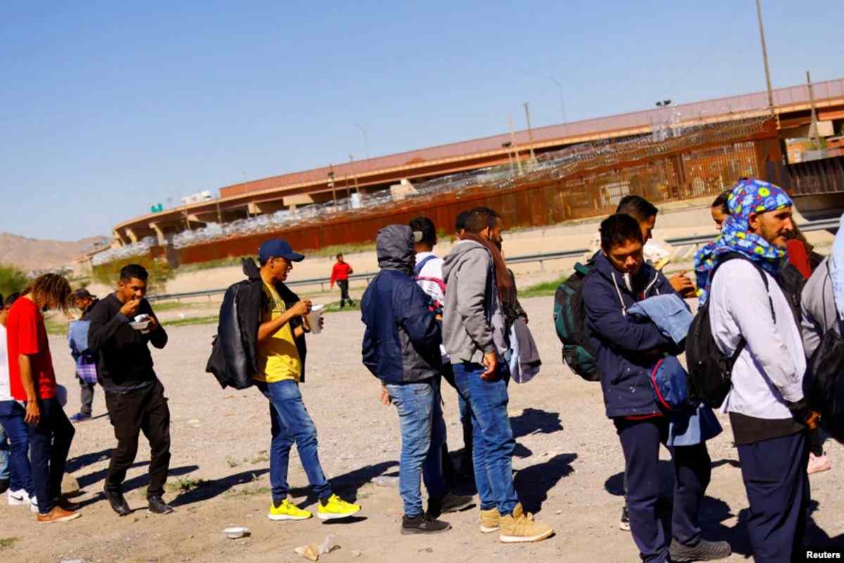 Migrantes venezolanos, algunos expulsados de EEUU a México bajo el Título 42, hacen fila en la frontera | Foto: Reuters / Voz de América