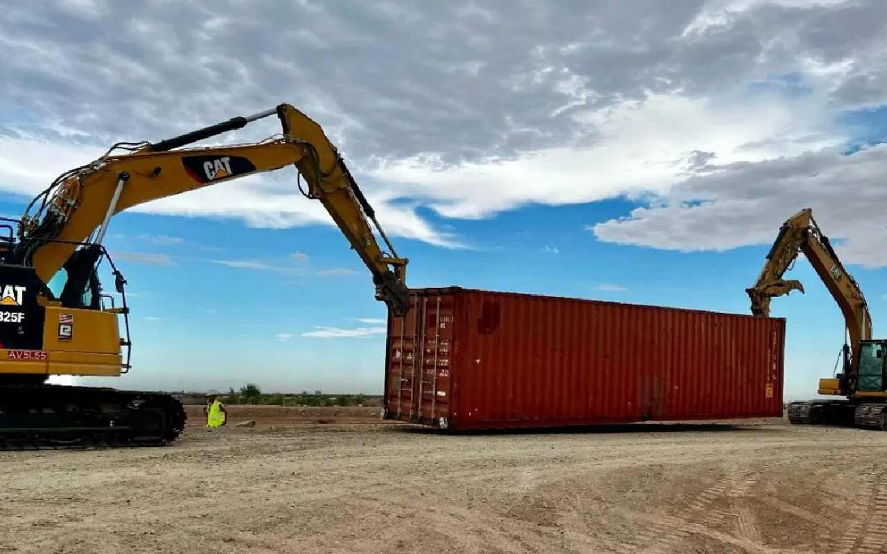 El gobernador Ducey ha insistido en la utilidad de los contenedores. | Foto: Gobernador de Arizona