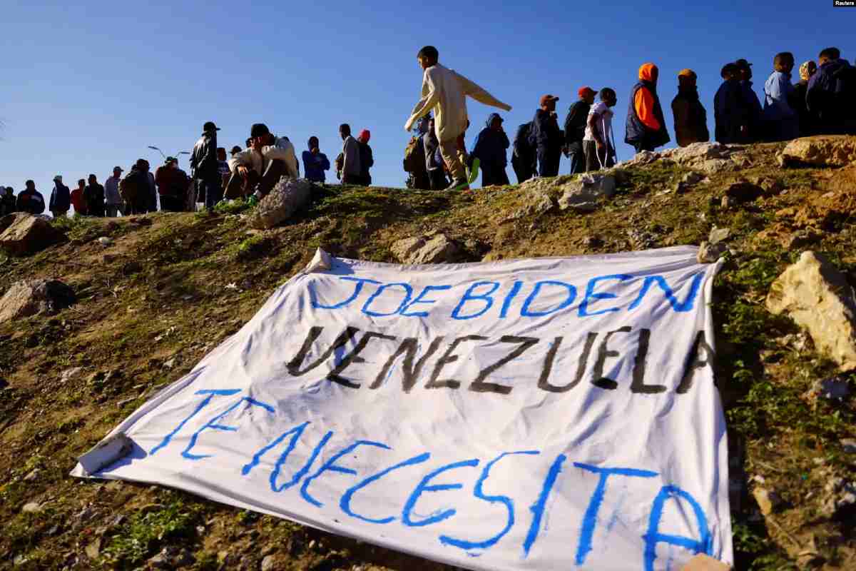 Migrantes venezolanos, algunos expulsados de EEUU a México bajo el Título 42 y otros que aún no han cruzado tras las nuevas políticas migratorias, hacen fila para recibir alimentos | Foto: Reuters / Voz de América