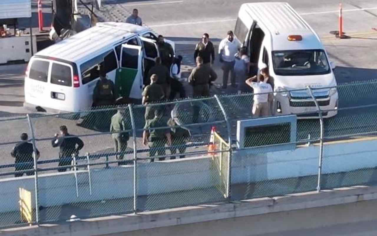 Los migrantes venezolanos fueron enviados de Eagle Pass, en Texas, a Piedras Negras, Coahuila | Foto: Captura de pantalla Fox News