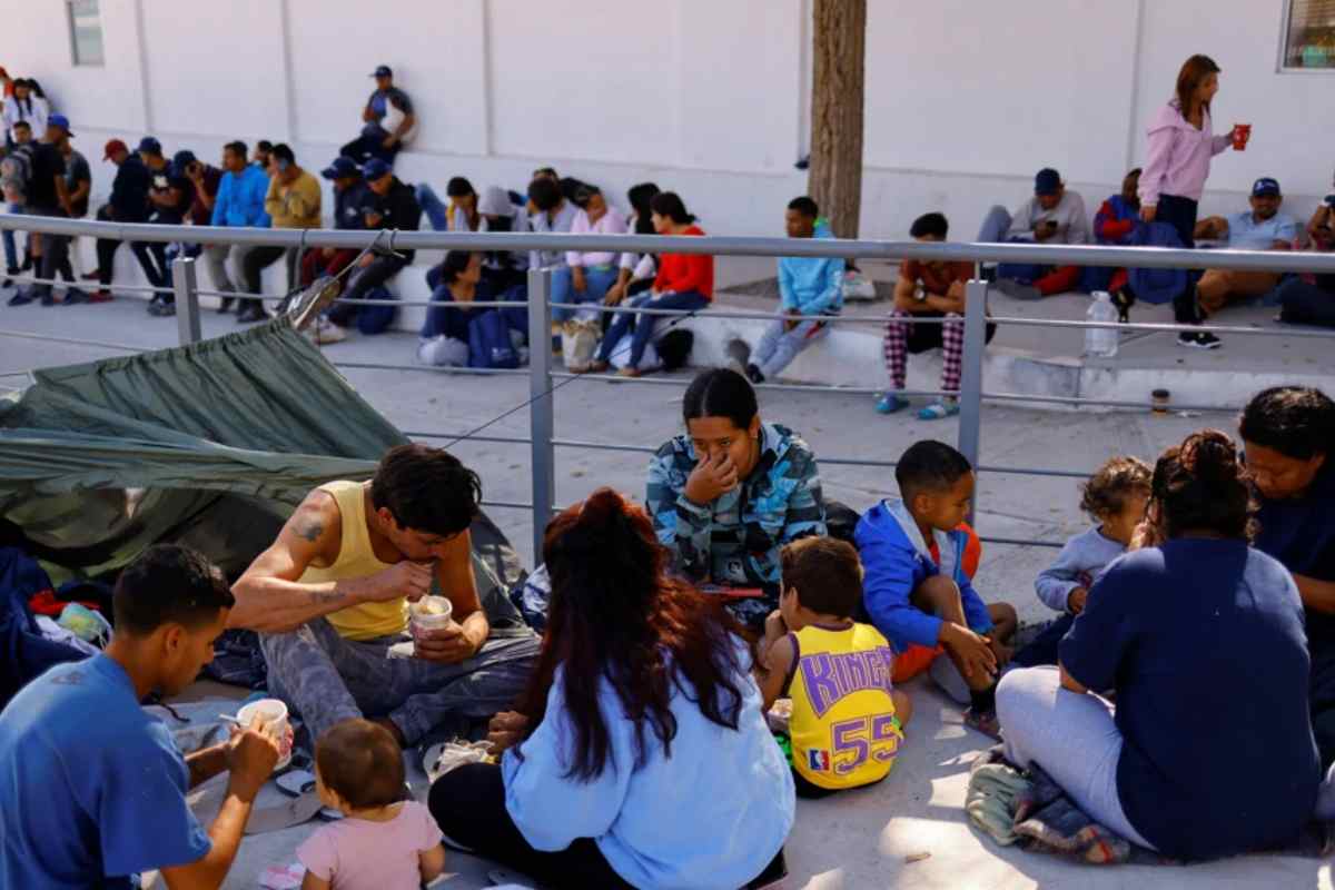 Migrantes venezolanos enviados por EEUU de regreso a México bajo el Título 42 se agrupan cerca de un paso fronterizo de Ciudad Juárez | Foto: Reuters / Voz de Améica