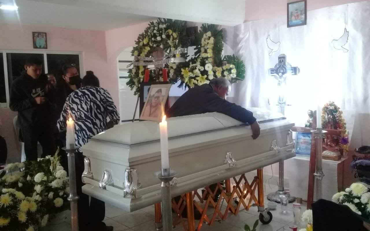 El cuerpo de Omar Reyes fue recibido por su abuela, ella lo crio |Foto: Twitter @Cheilona