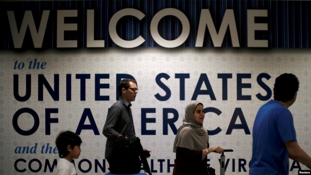 Aunque algunos beneficios son inmediatos para las personas con asilo, para la Green Card hay que esperar | Foto: Reuters / Voz de América
