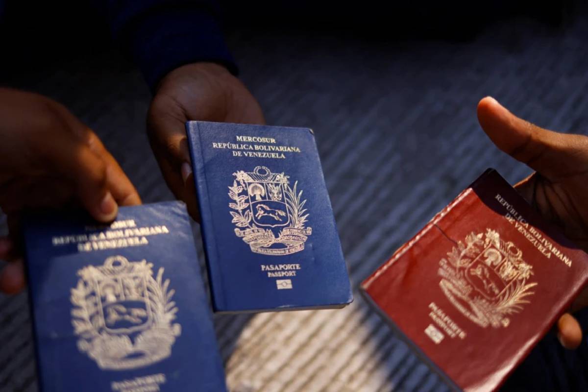 Migrantes muestran su pasaporte venezolano | Foto: Reuters / Voz de América