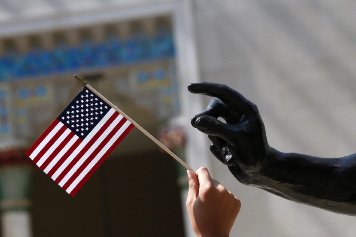 El Servicio de Ciudadanía e Inmigración anunció una actualización en las formas para los solicitantes de ciudadanía estadounidense que califiquen para no realizar el examen de conocimientos ni mostrar un nivel de inglés óptimo | Foto: Reuters / Voz de América