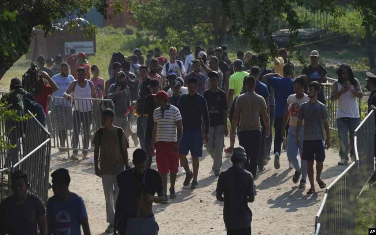 Migrantes venezolanos podrán aplicar al programa de USA. | Foto: VOA / AP.