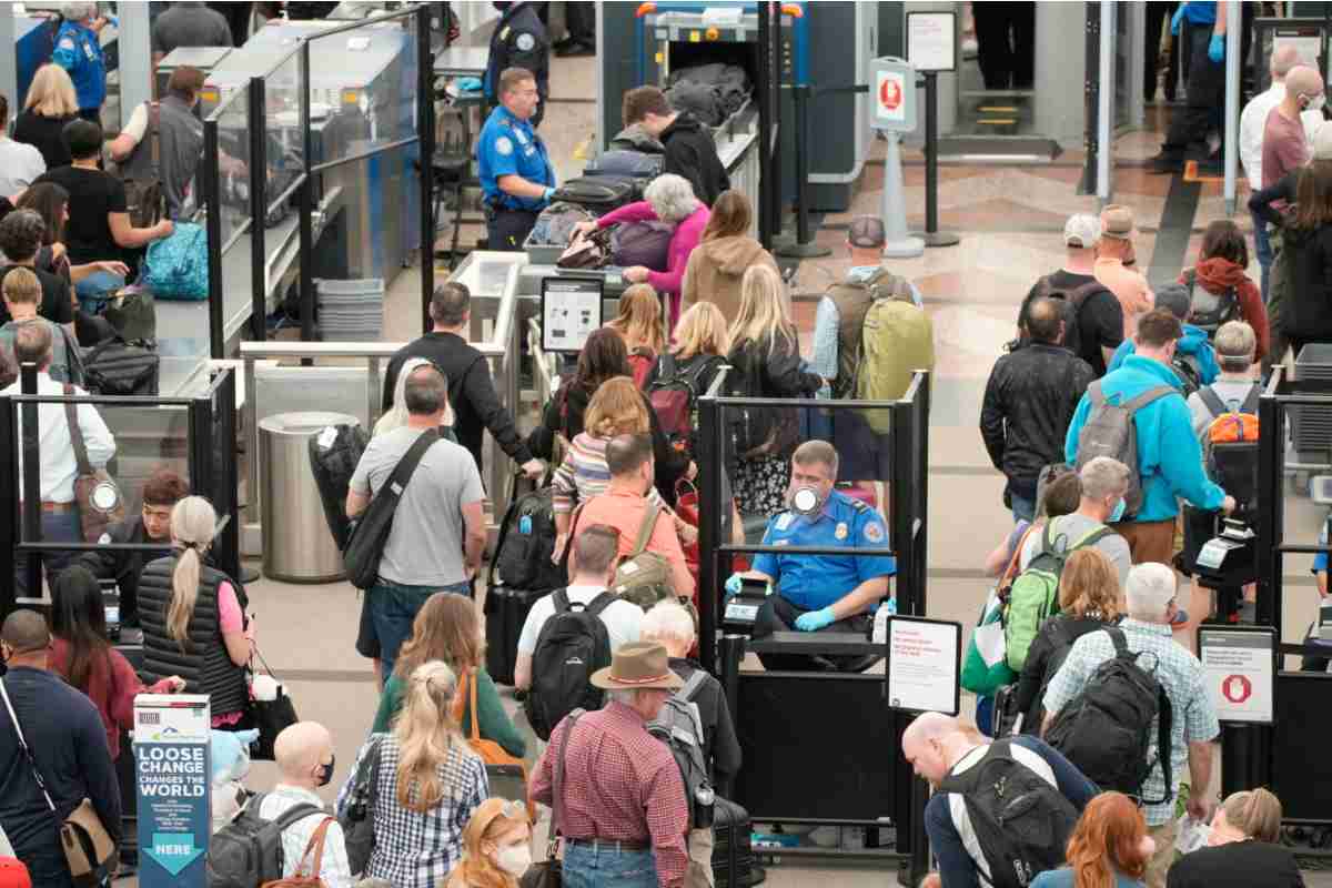 La TSA espera que hasta 2.5 millones de pasajeros pasen a diario por sus puestos de control durante la semana del Thanksgiving | Foto: AP / Voz de América