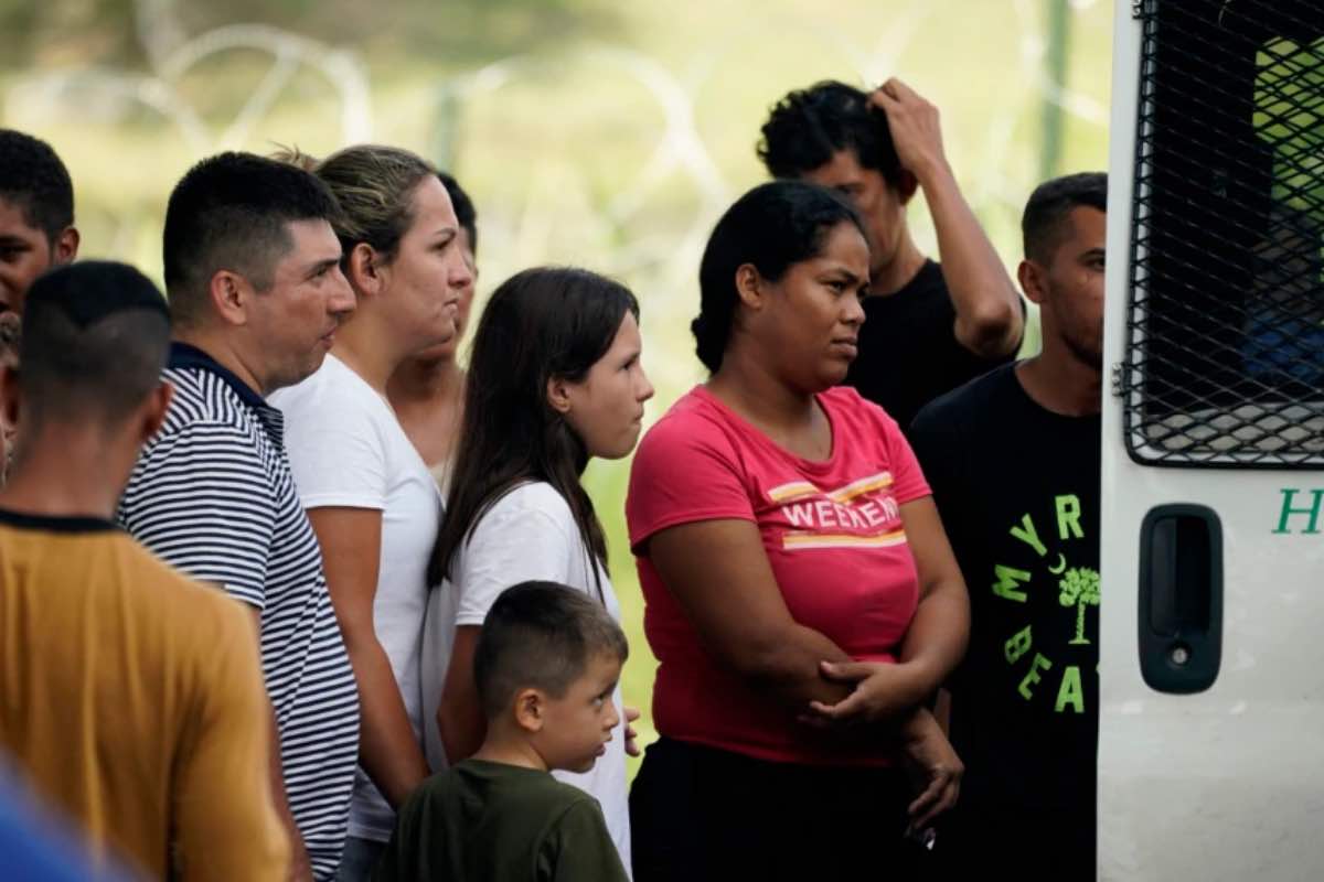 Migrantes son cargados en una camioneta mientras son procesados por la Patrulla Fronteriza después de cruzar el Río Bravo para solicitar asilo en Estados Unidos | Foto: AP / Voz de América