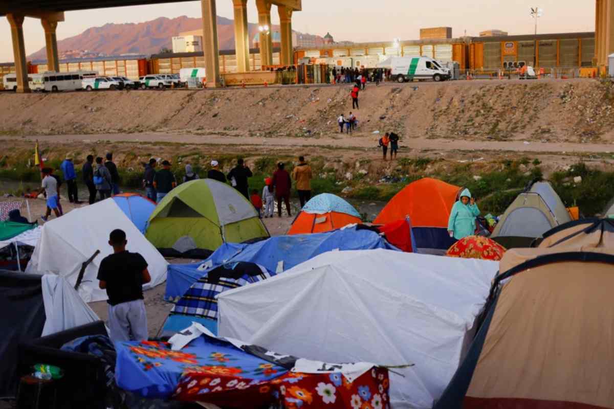 Debido a la falta de albergues en Tijuana, muchos migrantes venezolanos tuvieron que dormir en la calle | Foto: Voz de América / Reuters