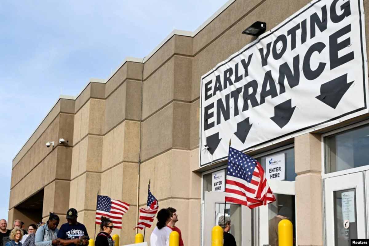 Los residentes hacen fila para emitir sus votos para las elecciones de mitad de período de USA en 2022 en Ohio | Foto: Reuters / Voz de América