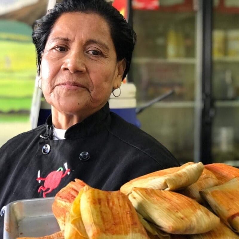 Esther fue deportada y ahora regala comida a migrantes