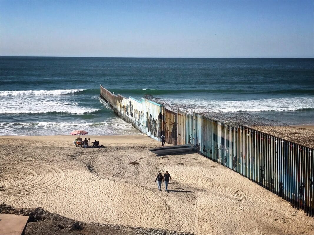 Migrantes cruzan muro desde el mar | Foto: Gabriela Martínez / Conexión Migrante