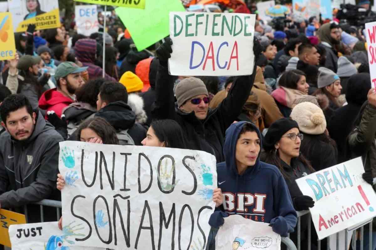 Manifestantes en el exterior de la Corte Suprema de EEUU piden la permanencia del programa DACA. | Foto: Reuters / Voz de América