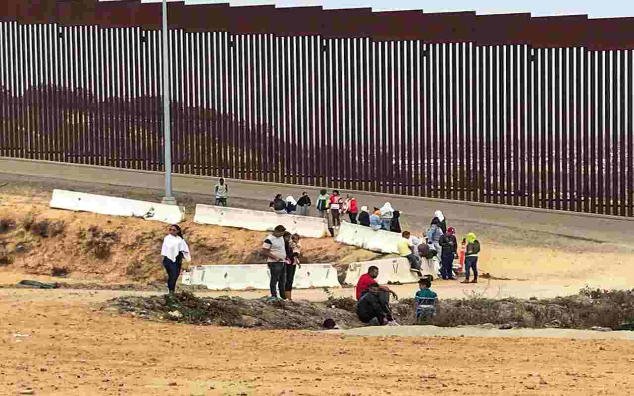 MIgrantes piden asilo en el cruce del muro fronterizo. | Foto: Gabriela Martínez.