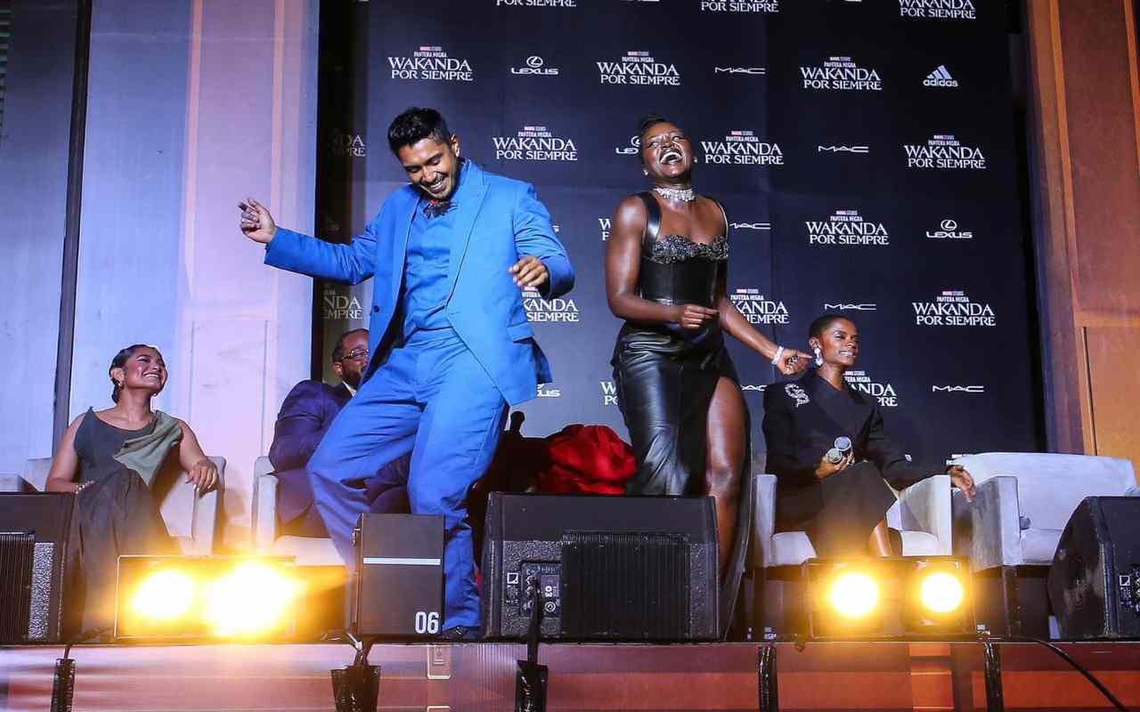 Tenoch Huerta baila cumbia durante la premiere de Black Panther: Wakanda Forever. | Foto: Especial.