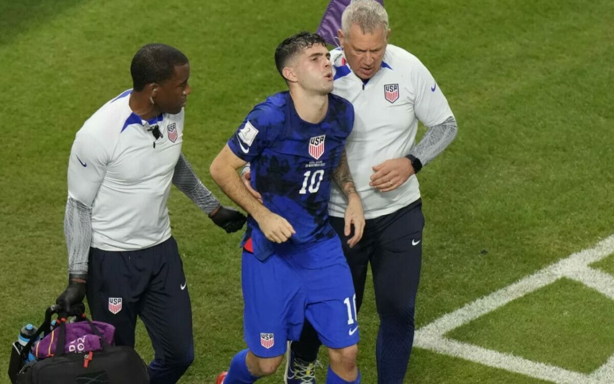 Christian Pulisic de la selección de Estados Unidos sale lesionado durante el enfrentamiento contra la selección de Irán en en el último partido de la fase de grupos del grupo B.