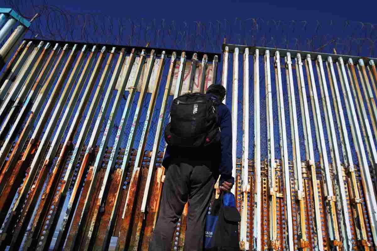 Sólo se permitirá que las personas que crucen presenten una solicitud de asilo hasta después del 21 de diciembre, ya cuando haya finalizado el Título 42. | Foto: AP / Voz de América