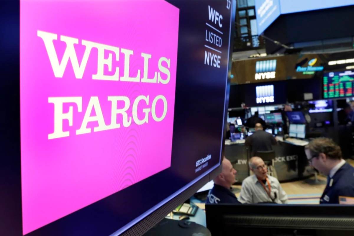 El logo de Wells Fargo aparece en una pantalla de la Bolsa de Nueva York el 7 de febrero de 2018. | Foto: AP / Voz de América