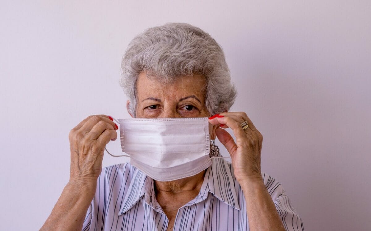 Los adultos mayores son los más vulnerables en la nueva ola de COVID-19. | Foto: Depositphotos.